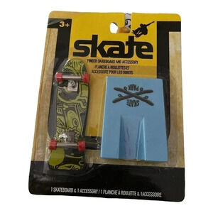 Skate Finger Skateboard Set With Trick Ramps **New in Package**